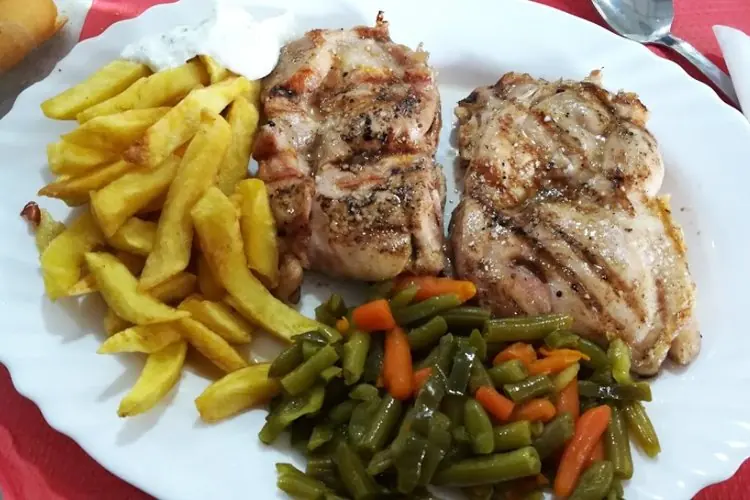 Carne a la brasa con patatas y verduras